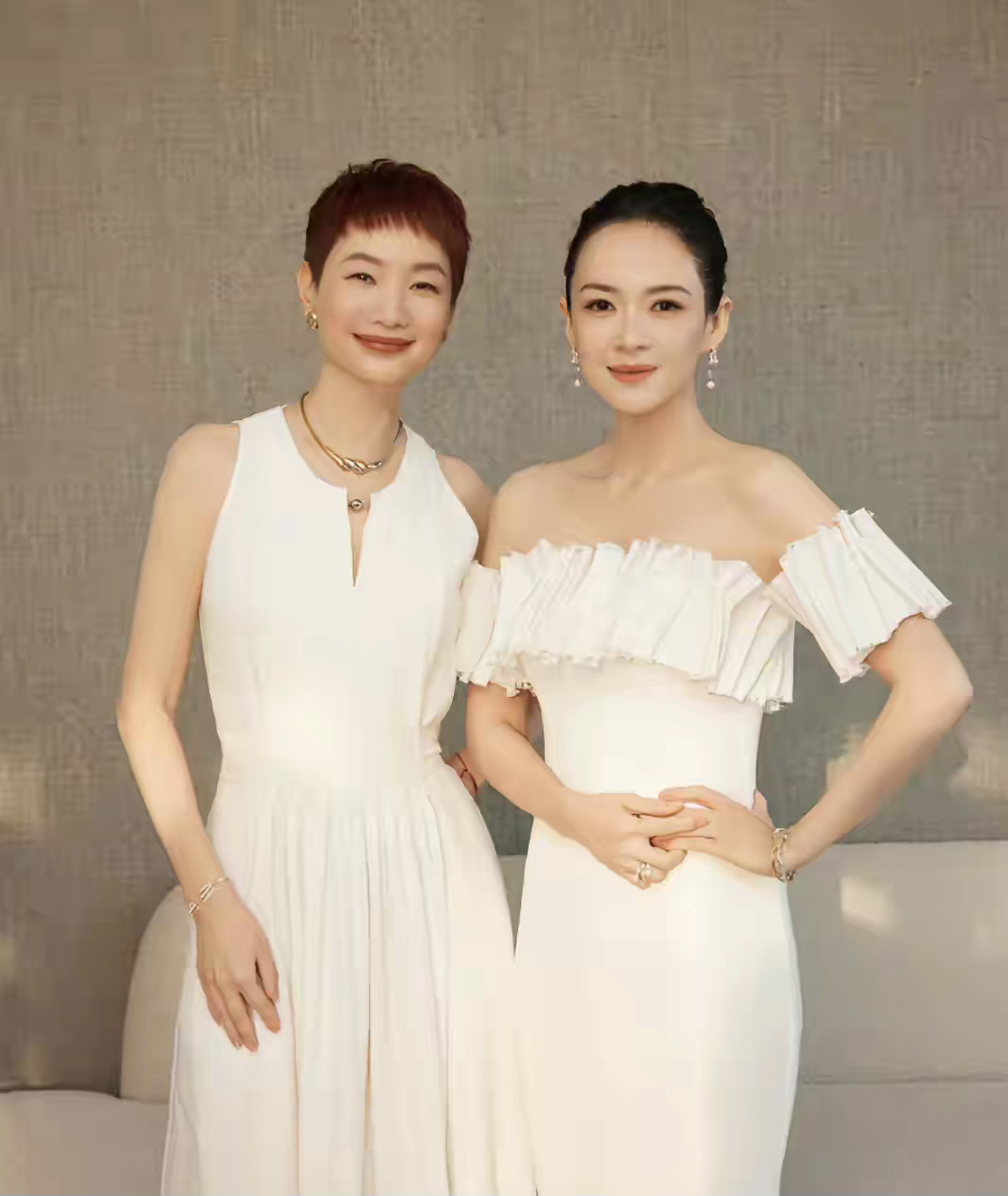 章子怡，新身份曝光！
8月7日，章子怡好友在社交平台高调发文，晒出了跟章子怡的最