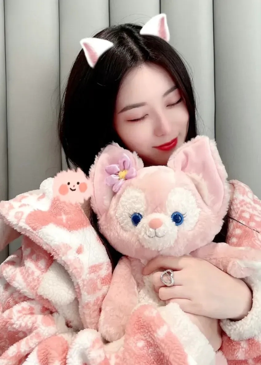 徐艺洋icon这个姑娘不一般。
仔细想一想，她的每一步都走得很聪明啊。

最开始，徐艺洋喜欢鹿晗icon，是个小迷妹。
但她却没有像别的女孩子一样，满足于做一个为别人花钱花时间的粉丝，而是把这种热情，