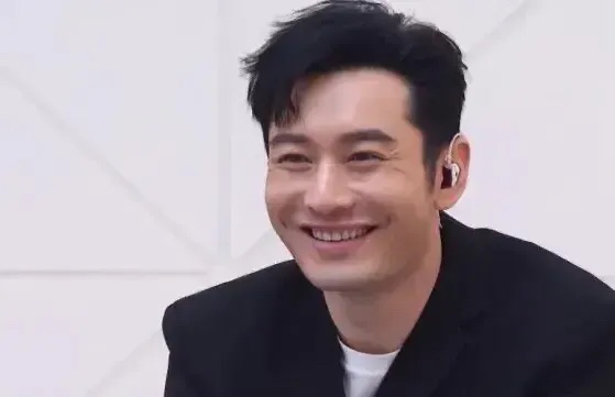 黄晓明，万万没想到吧！

8月28日，正当大家一会儿吃雪梨的吸毒瓜，一会儿吃金巧