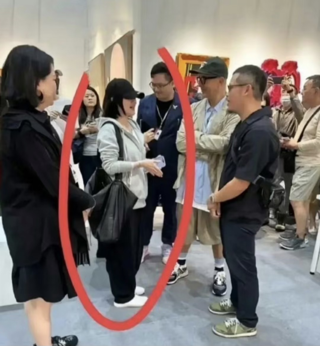 大S久违露面，竟然是为了支持老公具俊晔的画展！这次还带上了全家人，场面温馨和谐。