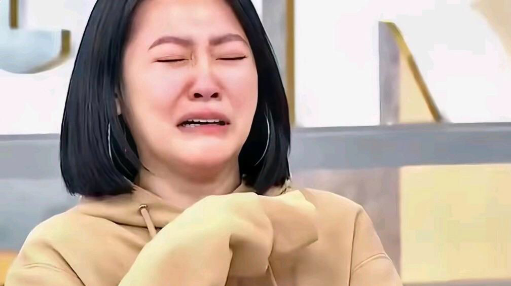 小S含泪澄清：网络热议让我备感委屈！
近日，知名艺人小S在公开场合表示，自己因网络上关于“坑姐姐”的言论感到极度委屈。她含泪澄清，自己在节目中提及的姐姐的事情都是真实的，但并未有意图将姐姐的隐私当作消