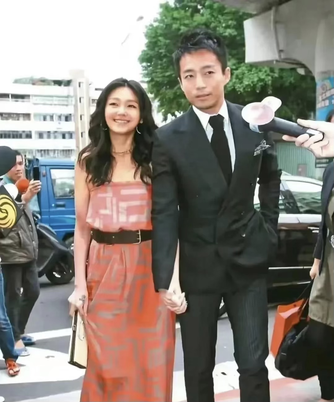 离婚后的她，像失去了俏江南的星光。再婚时，她急匆匆地，以为看透了前夫的底牌，觉得