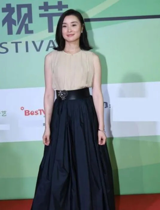 拍《我的前半生》，海清给吴越打电话：“你过来演个小三吧！”
吴越婉拒：“不行，我