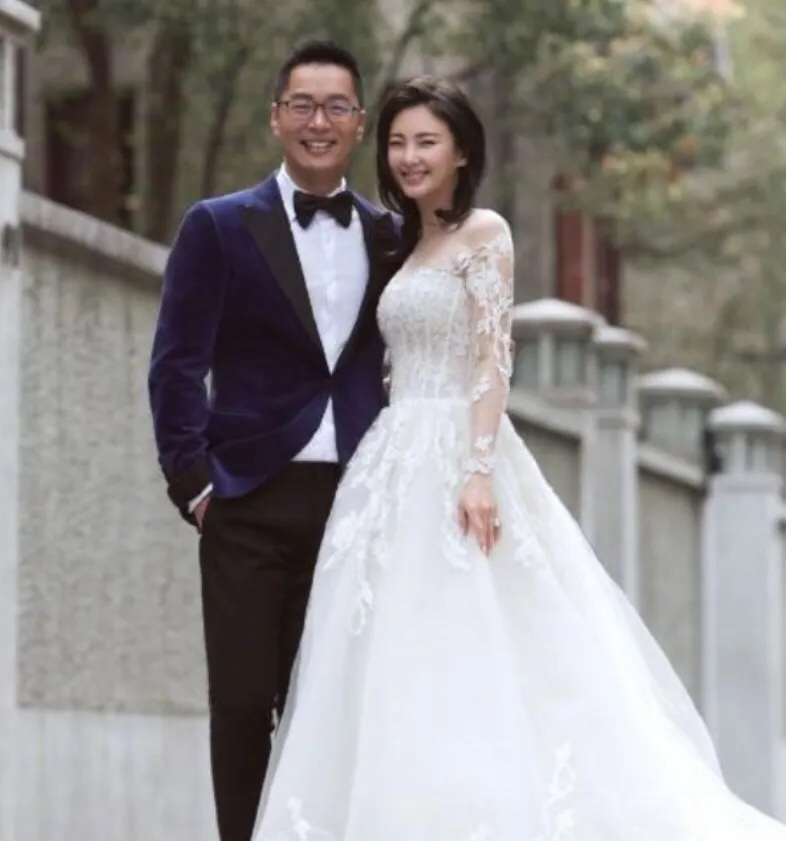 2016年，张雨绮和相识70天的富商袁巴元闪婚，不久后就火速生下了一对龙凤胎。没想到，只因张妈妈去交一次物业费，一切美好都被打破了......

张雨绮，娱乐圈中敢爱敢恨的代表人物，她的一举一动都备受