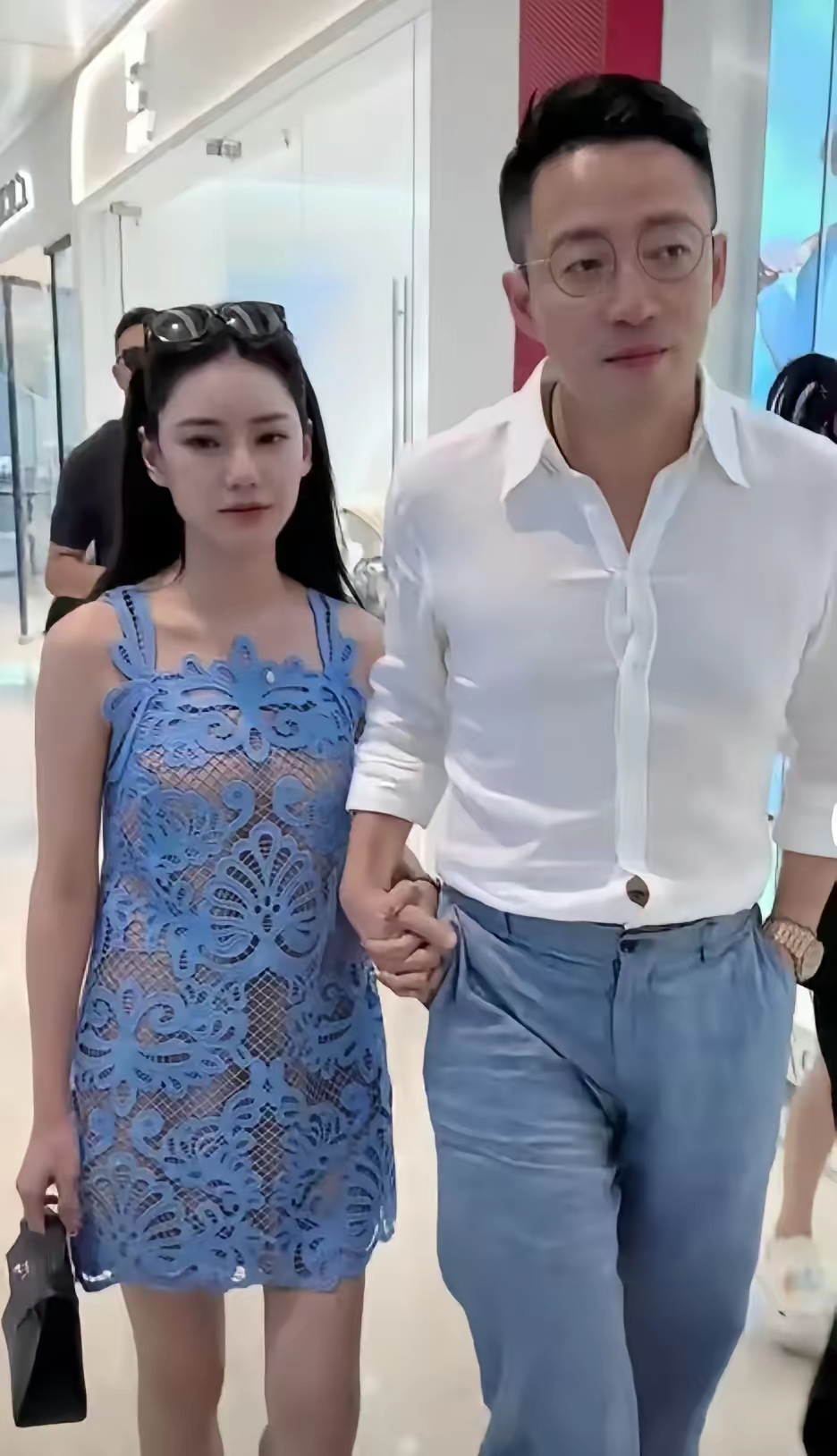 发现没有，马筱梅比大s聪明的不止一点点！
马筱梅每次穿衣不重样，价格也不算太贵，但是她让汪小菲给她买的包包和名牌手表都价格不菲，就算将来，也能保值。
而她还很会给汪小菲穿衣搭配，汪小菲出镜最多的几件衣