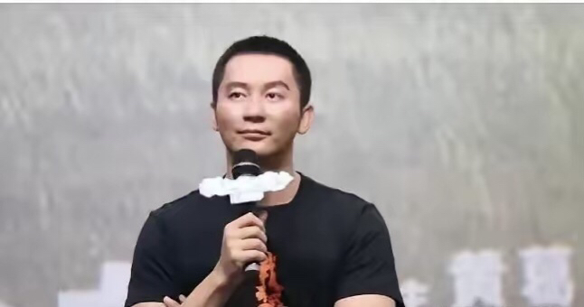 李晨真的太可怜，已经年仅50岁了，无儿无女还是单身老光棍，连个老婆都没有，一次婚都没结过，父母离异，感情波折，老无所依啊

《50岁单身李晨的无奈人生》

一个人的人生,有时就像一场没有结局的戏剧。李