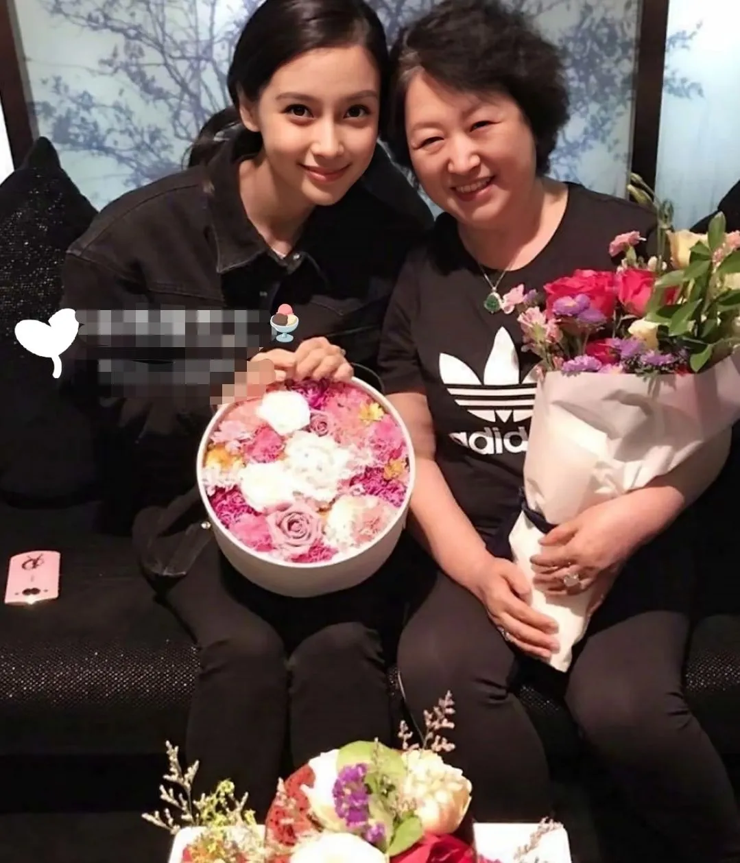 黄晓明icon宣布姥姥去世，离婚后不忘带儿子尽孝，杨颖icon备受黄家人认可！
黄晓明这日子够乱的！
姥姥去世让他心痛不已，这边新恋情又惹来全民抵制。
叶珂的过往言论把他“坑”了，连电影票房都受影响。