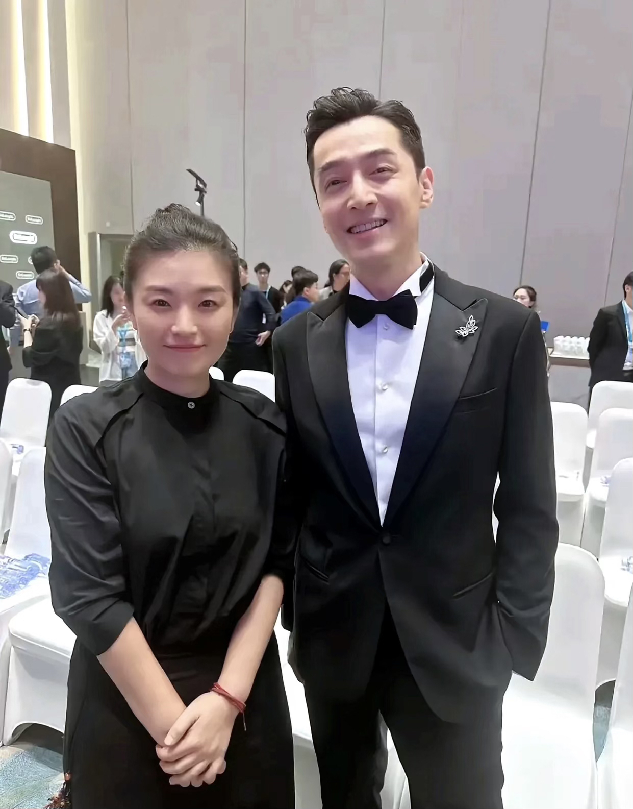 胡歌的老婆颇为普通！像胡歌这样的大帅哥，其老婆的颜值、身材和个头皆一般。整体很平