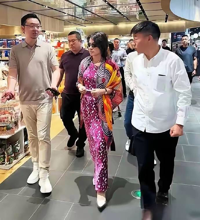 董明珠这一身套裙真是漂亮，虽然已经70岁了，穿这一身套裙出来，看着也就50岁左右吧，自己的风格自己打扮，这才叫有个性特点，不愧为家电大佬的风格。