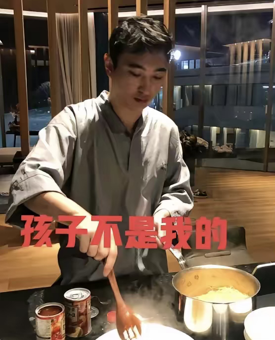 王思聪锤黄一鸣“是个骗子”！
看来已经影响到小王把妹了，黄一鸣这边上窜下跳，把小