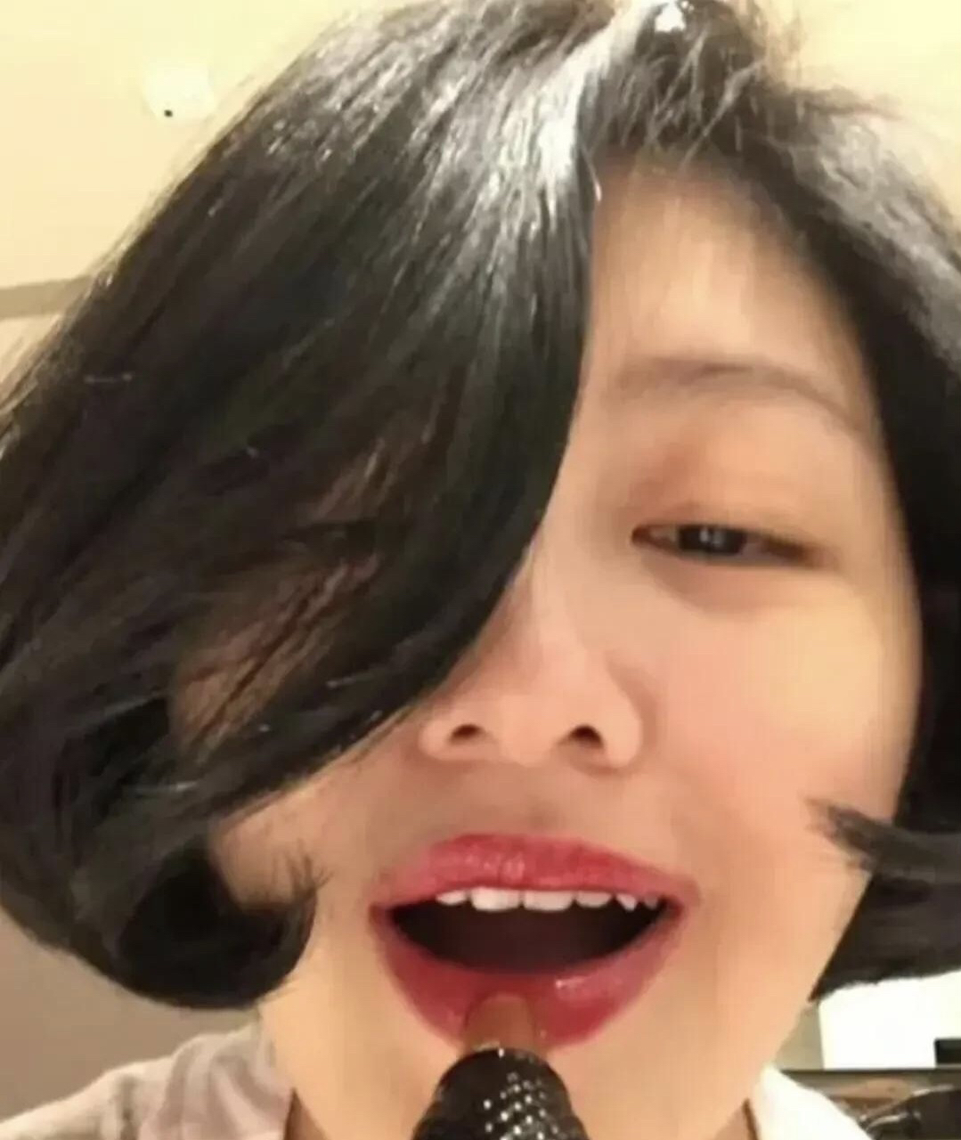 近日，大S被汪小菲的秀恩爱和事业成功所触动。她不甘示弱，拿出了珍藏的“女王权杖”口红，那是口红中的爱马仕，涂着口红自拍并分享到网上。大S用行动告诉汪小菲，离开他她依然是女王。她手握两个孩子，汪小菲还是