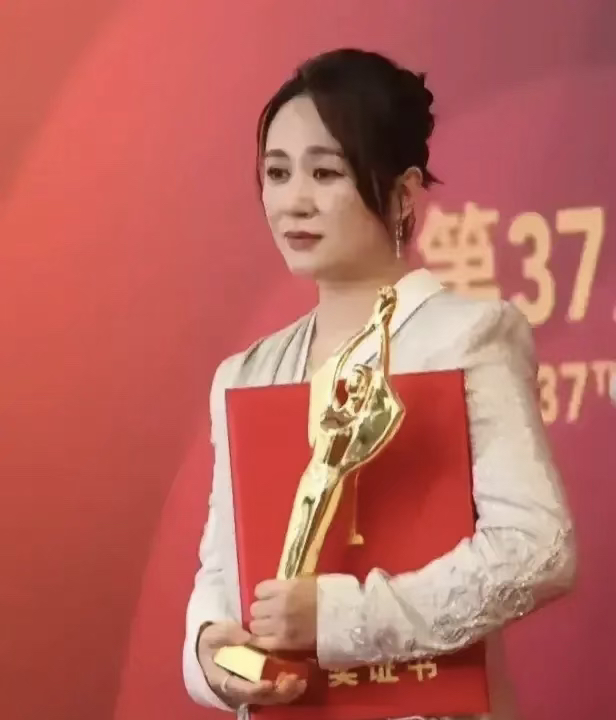 贾玲这100多斤重算是白减了，就是减了个寂寞，为了拍个《热辣滚烫》直接和自己较上