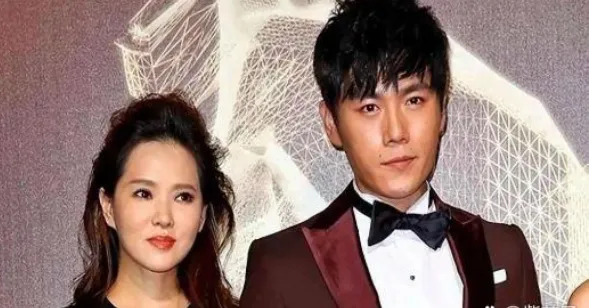 结婚刚三个月，伊能静icon就跟秦昊icon提出了分手，她说：“我们离婚吧，你再去找个年轻的老婆吧。”秦昊一句话也没说，就睡去了。第二天早上，两个人都像什么事都没发生过一样，绝口不再提离婚的事。
那时