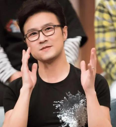 汪峰的遗传力量太强大，姑娘儿子都像他，连单眼皮都是一样的，完全继承了汪峰的外貌特征，与章子怡的美貌，并无太多相似之处。
可惜章子怡出众的基因了，她的两个孩子，却未能充分体现这一点。
传统观念认为，男孩