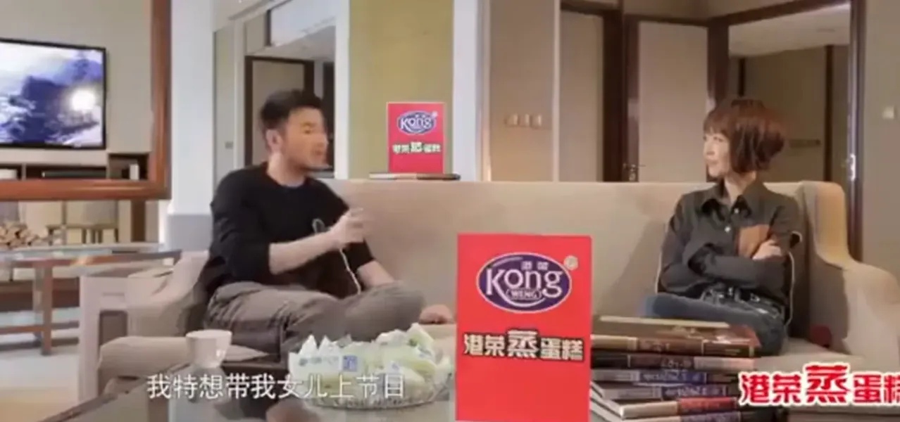 演员雷佳音icon说：“我特想带我女儿上节目，我想让大家看看，这个孩子有多混蛋你知道吗？能躺着不站着，有窗户不走门，她还是一个虚荣怪，她妈领她去商场，试衣服的时候，她就跟人聊天，搭话，自己照镜子，问服