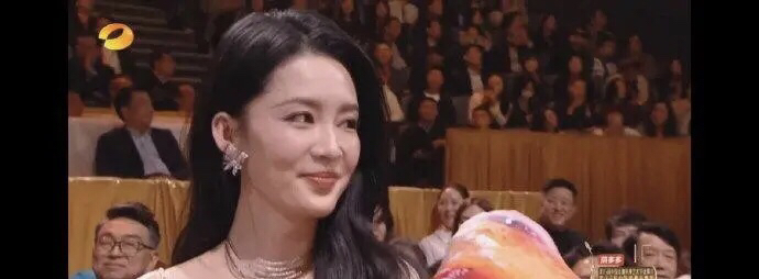 何老师这波操作，真是绝了！金鹰奖颁奖典礼上，他介绍李沁的时候，突然来了句：“有一位叫范闲的朋友，给你送了外卖”，然后就从身后掏出一个大鸡腿！我当时就惊呆了，这脑洞也太大了吧！

李沁当时就笑得合不拢嘴
