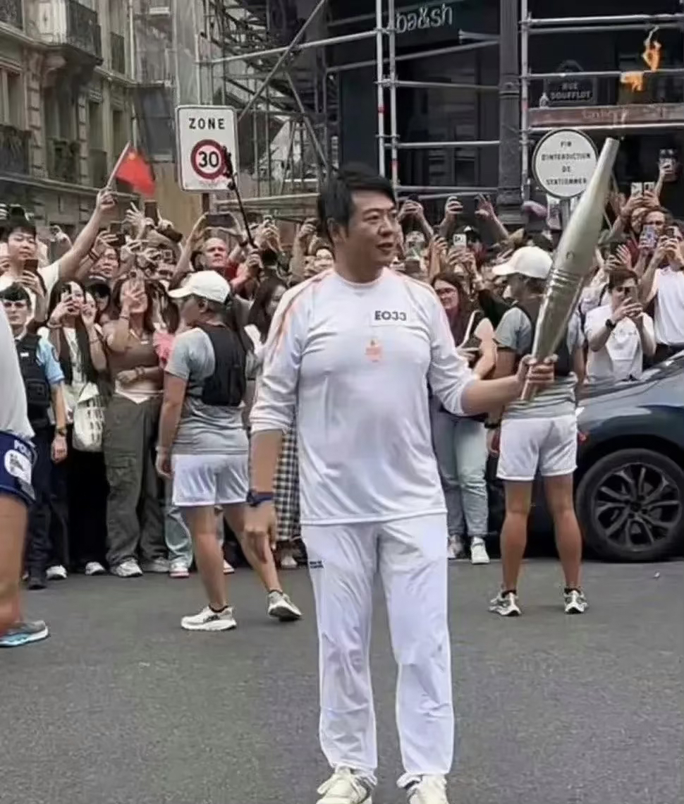 朗朗去巴黎传火炬了，这是胸肌吗？我的老天奶，谁送他一对乳贴呀！<!--{img: