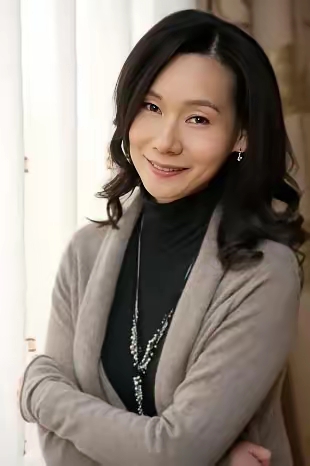 琼瑶的儿媳何琇琼真不简单啊！
琼瑶被平鑫涛拿捏16年。她从 25 岁开始就给皇冠出版社免费写东西，一直写到 41 岁。平鑫涛不跟他前妻林婉珍离婚，琼瑶挣的钱全都进了林婉珍和他们三个孩子的腰包。琼瑶虽说