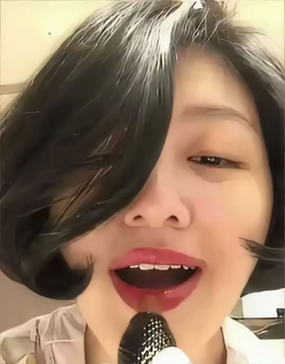 S：
老娘就是天下第①美
不让你接孩子怎么了
出尔反尔怎么了

想用接吻伎俩刺激我
涂个口红，冷静一下

汪：
过生日，先happy
看看汪汪队怎么说
再拉一波流量卖卖卖

我妈说得对
别人朝我呼泥巴