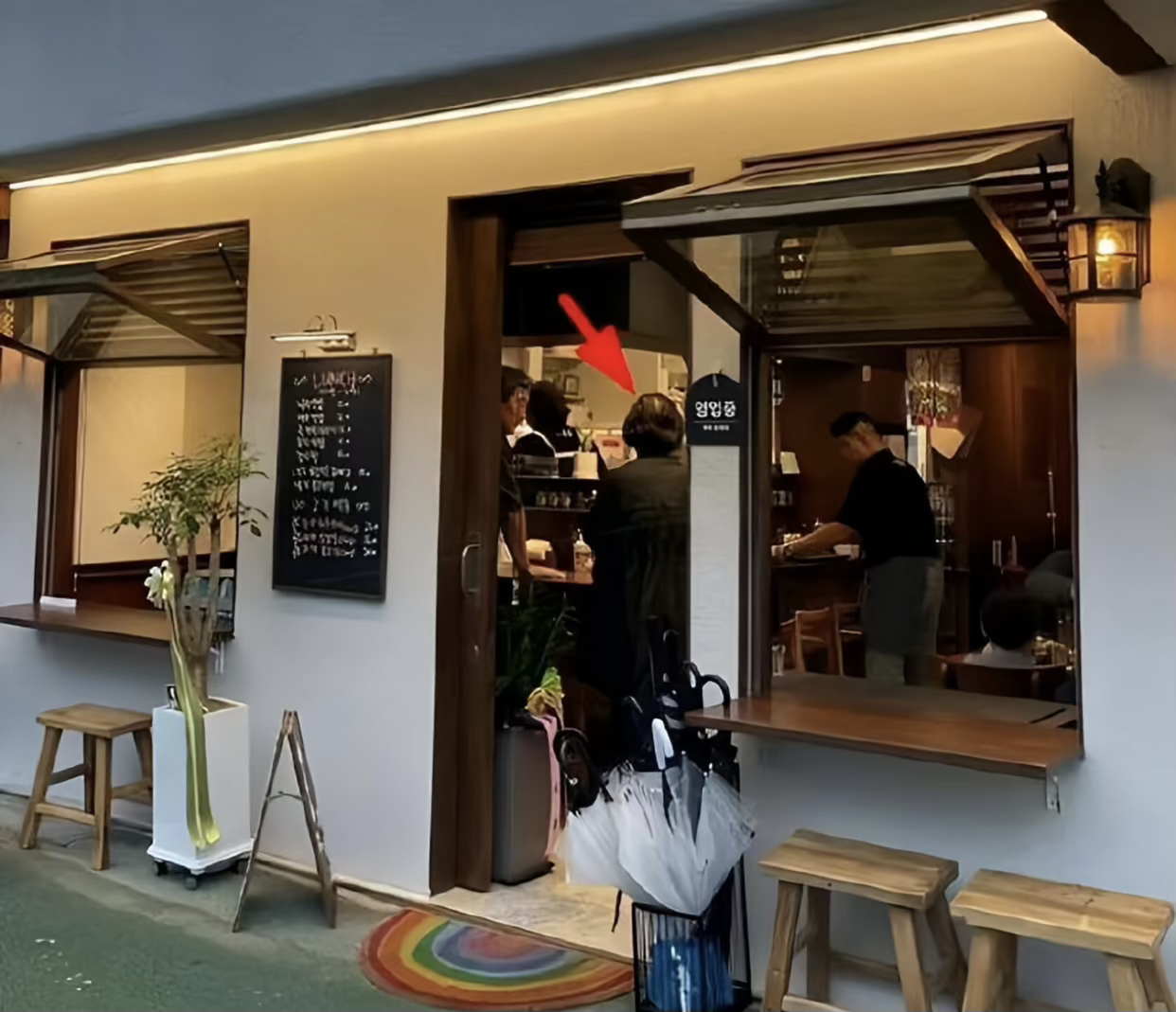 大S具俊晔烤肉店爆火！

6月30日，大S和具俊晔夫妻二人合开的韩国烤肉店突然爆火，原因竟然是具俊晔在店里当起了服务员，不仅亲自接待粉丝，还会送上夫妻二人的签名照，这待遇简直不要太好。

网友们看后纷