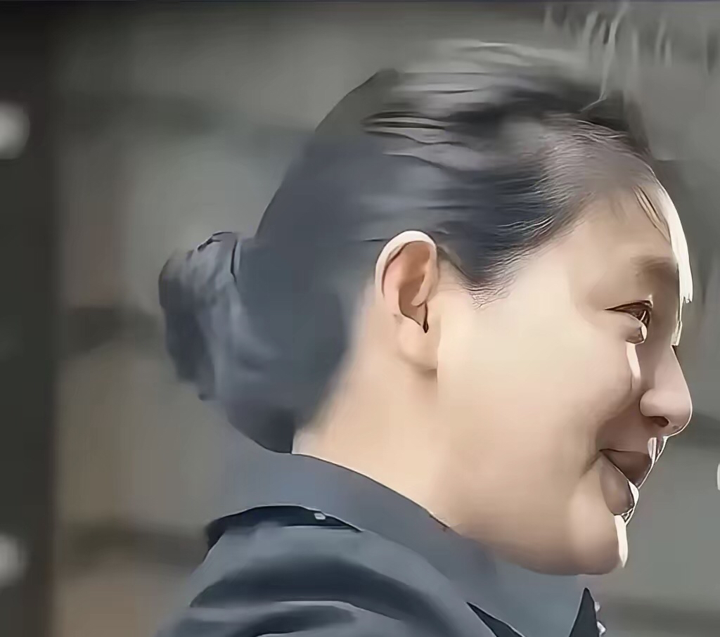 瓜来了！那位被戏称为“软饭光头男”的先生，私下里已悄然向现任伴侣表达了离异的意向，并声称要依据法律，平分双方共同积累的财产，理由是此乃婚姻期间的共有资产。此举无疑让伴侣怒火中烧，情绪难以平复。
