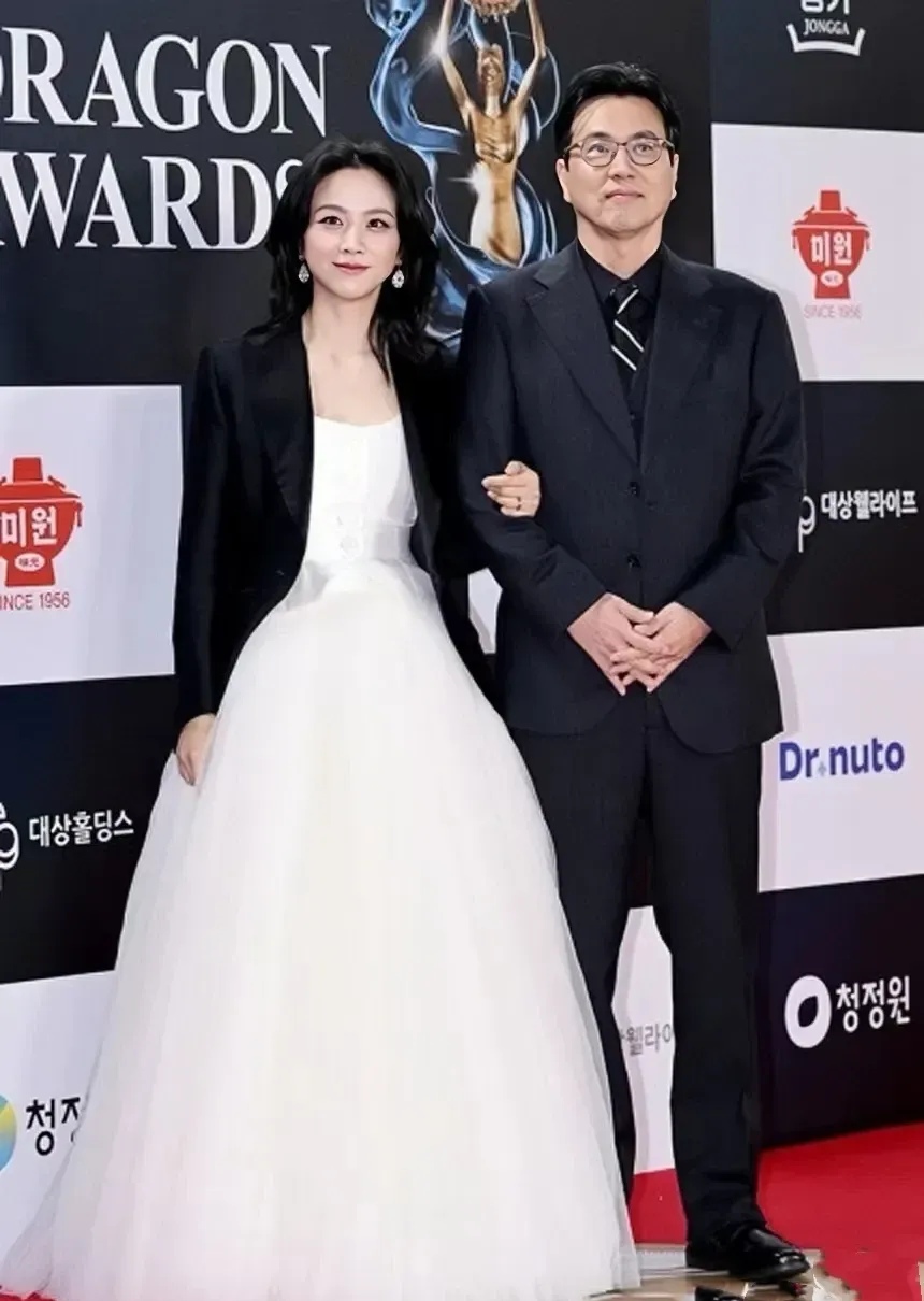 汤唯icon获韩国icon青龙奖icon最佳人气奖，我发现了3个有意思的现象：

1. 她上台领取奖杯，竟然没有说韩语，说的是中文，真的太赞了，不愧是中国女演员，代表中国形象。

2. 她不是浓颜系美