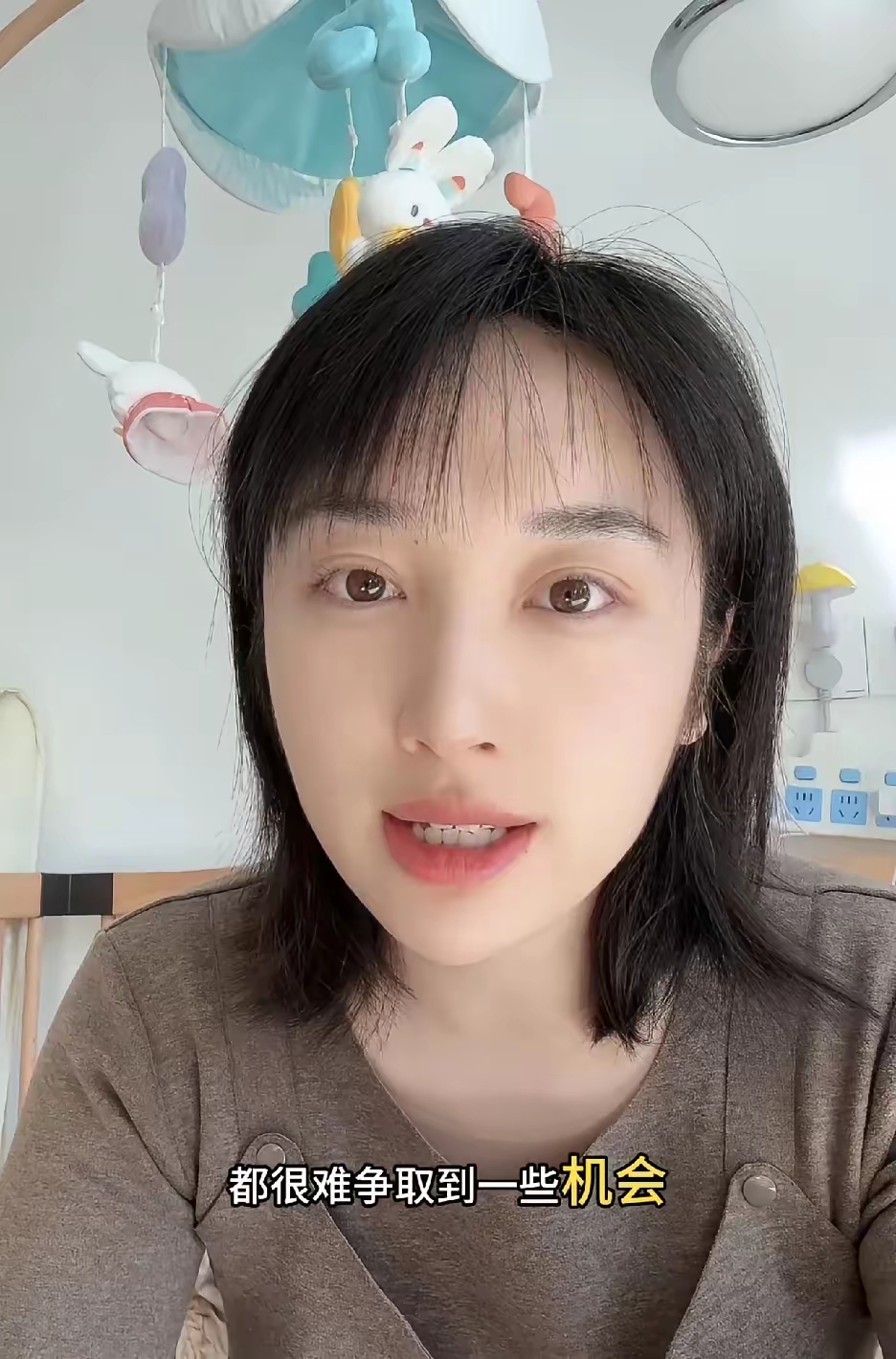 知名女演员徐申东生完孩子不到半年在家发视频痛哭流泪，表示自己无戏可拍已经很久，真的连孩子奶粉都买不起，在视频中喊话导演，什么样的角色让我去演都可以不挑戏。
​我现在真的没有选择的权利，只要有戏拍我都可