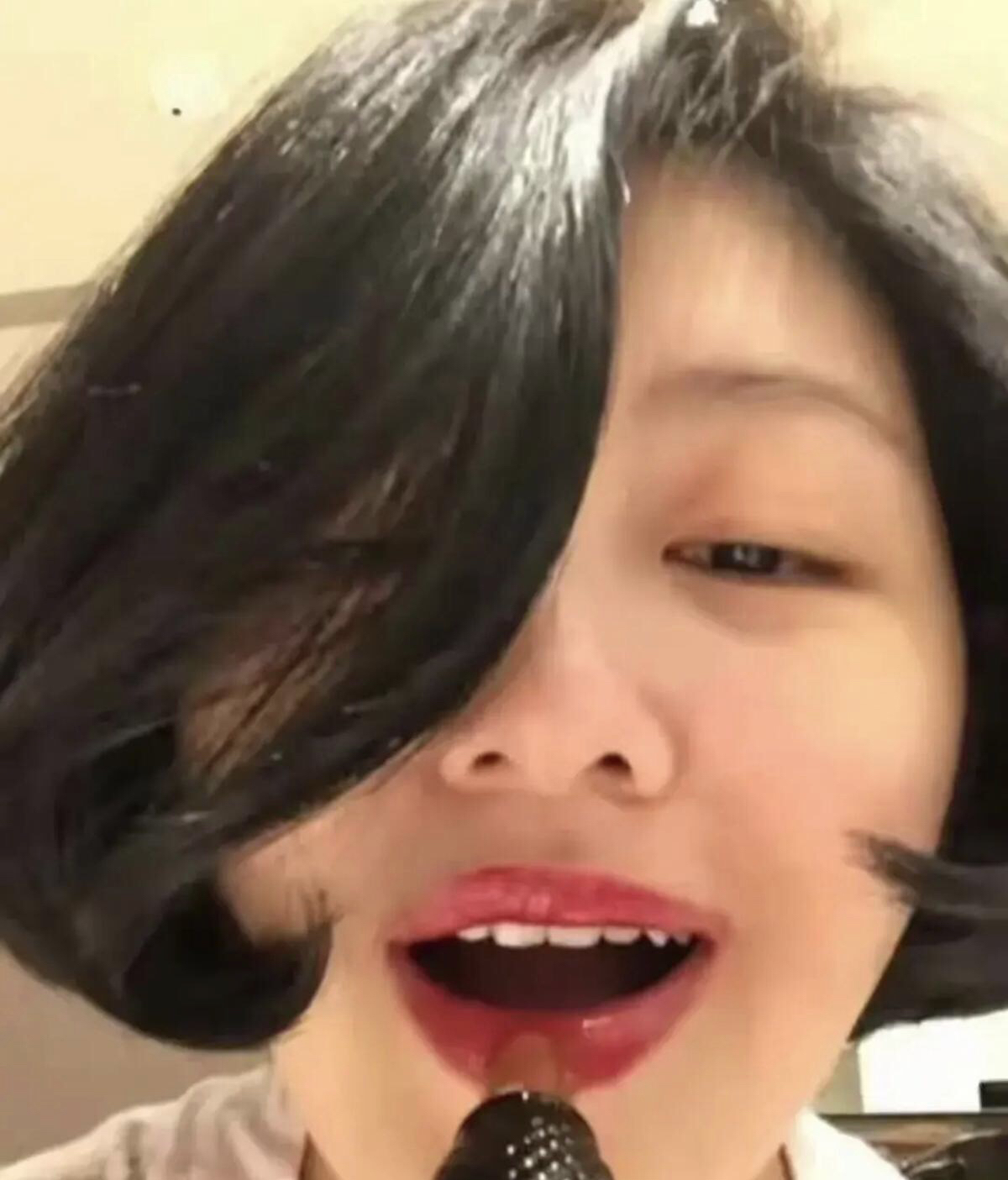 大S突发动态，对镜涂口红状态反常。

以前大s的动态都是家人，难得发个自己的动态，涂口红还涂歪了，剪了短发穿着睡衣真的老了不止一点。

且不说跟马筱梅的状态对比，光是自己前后对比颜值状态都差了不是一丁