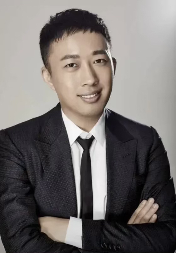 于正还是一如既往地敢说，对大S毫不留情地怼起来。大S只是小小地评论一下，没想到于正直接火力全开回怼，称要养50岁的韩国猥琐光头，让整个娱乐圈都看不下去了。回想汪小菲以往的遭遇，作为一个男人，这谁能忍啊
