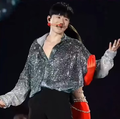 张杰的求生欲上线了，女舞伴从后面抱着她跳舞，张杰立刻把女生的手给扒开了，杰哥在被
