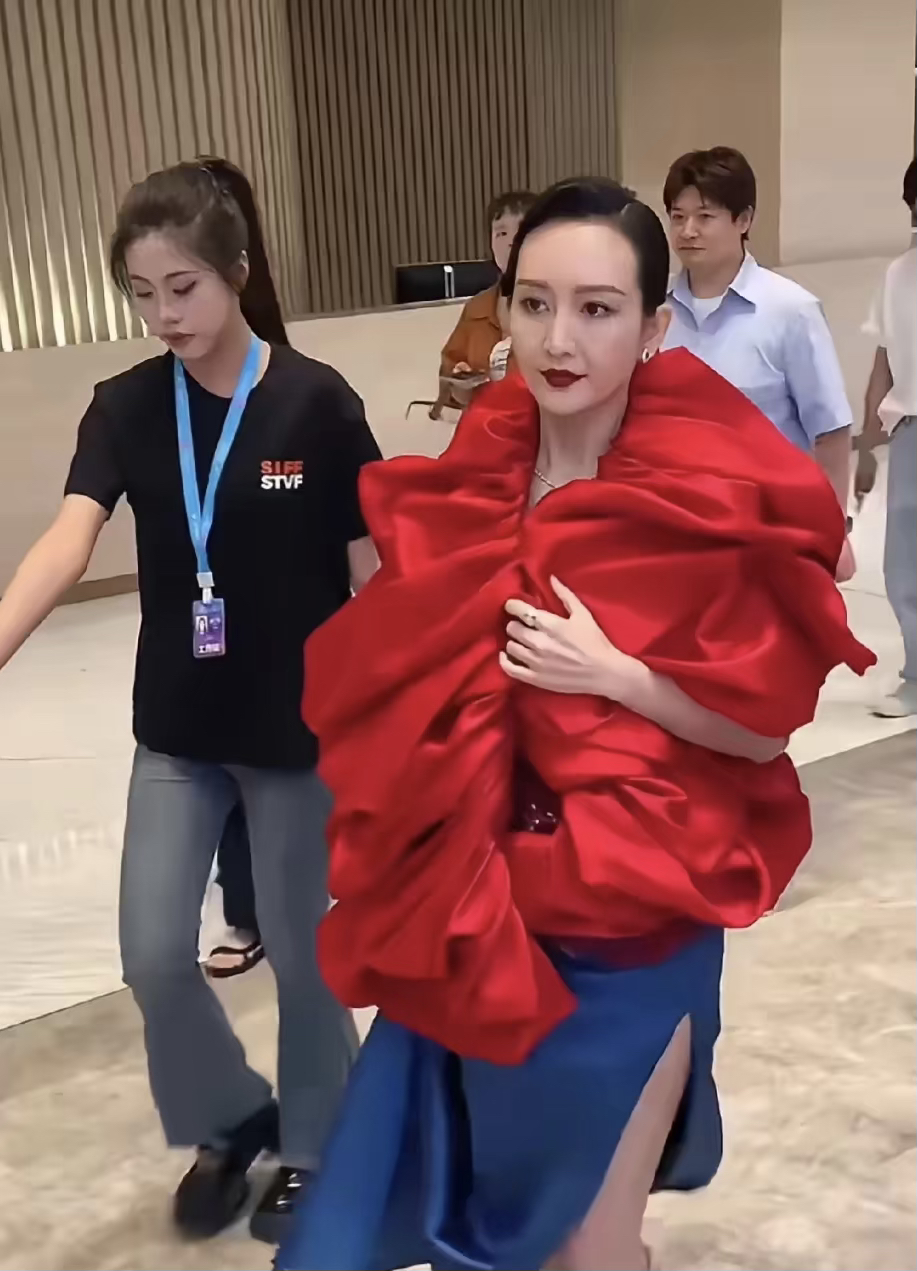 王鸥可真是倒霉透了！当年和刘恺威一起被拍到夜光剧本事件的时候，其实刘恺威和杨幂已经悄悄离婚了，只是外界不知道而已。结果被狗仔一爆，她和刘恺威的关系就成了大家口中的恋人关系。但因为娱乐圈的那些利益纠葛，