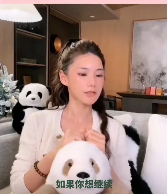 马小梅哭了！

原来她当初做出这个决定也是很难的。她妈妈得知她跟汪小菲icon交往，
妈妈只是说：“如果累了就回家。”

她的朋友们也没有阻拦，只是在暗中给她温暖。

每次回湾湾的时候，妈妈都会给她做
