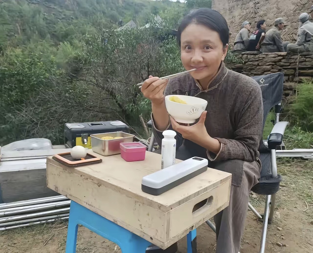 女演员孙茜晒自己在剧组吃的午餐，看完让人直呼完全没有任何食欲。

我以为女明星在