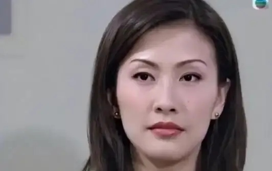 2001年，陈慧珊icon为了抱紧梁锦松icon的大腿，主动抛弃了自己的丈夫，不曾想，梁锦松却因为一位老人的话，毫不犹豫的与“跳水皇后icon”伏明霞icon结婚。
 
（参考资料：新浪网2022.0