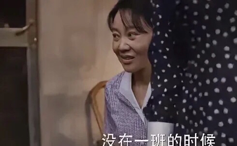 别看宋莹和黄玲关系这么好，
但是黄玲从小就瞧不上林栋哲。
大家看看，黄玲一听林栋哲要和筱婷做同桌，那表情满脸嫌弃。
后来听图南说同桌会换，脸立马可变了，心里乐开了花。
所以，即使邻居那么多年，和宋莹关