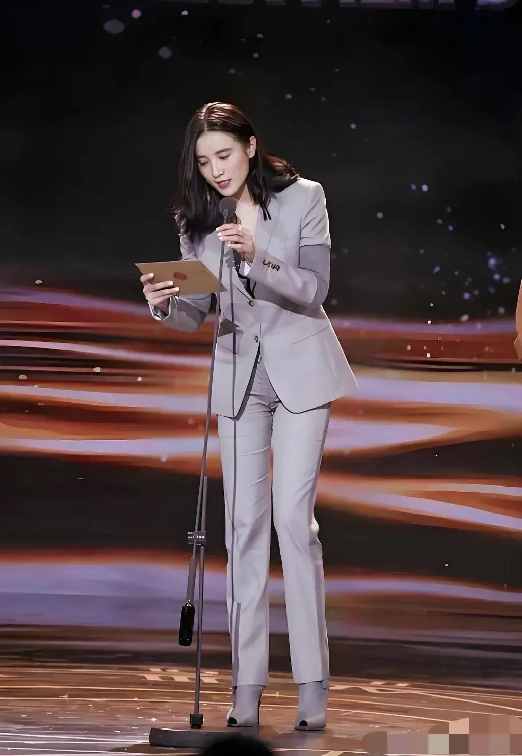 小宋佳，在此我只想说一句：你选择的这套服装，简直是绝无仅有！
首先，谈谈这衣服的剪裁。它完美地勾勒出你的身材线条，那种优雅，仿佛是从每一寸布料中流淌出来。这种剪裁，不仅展现了设计师的匠心独运，更让穿着