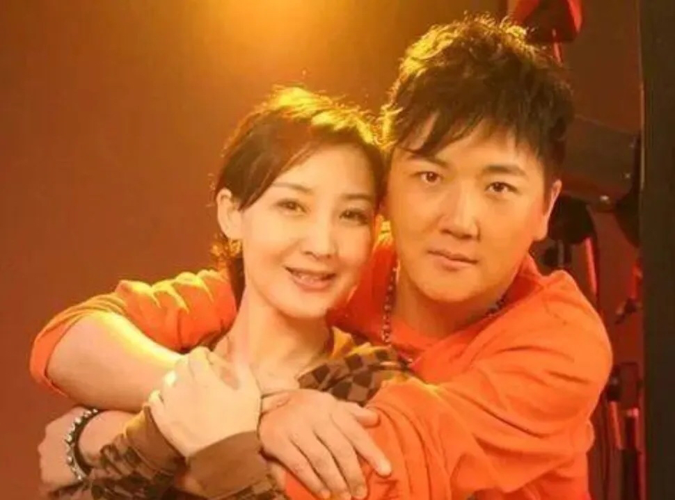那年，孙楠一意孤行，为了迎娶3婚的潘蔚，他执意和妻子买红妹离婚，买红妹绝望到抑郁