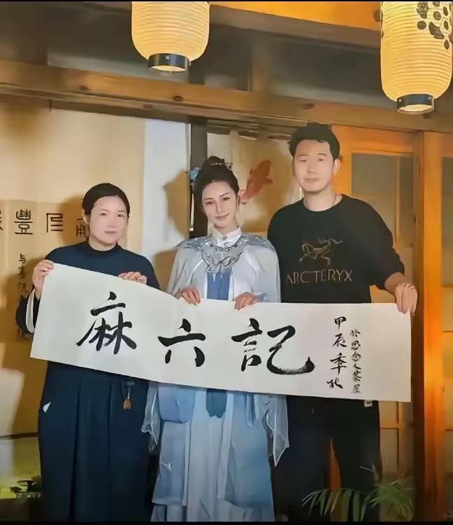 马莜梅
这一举动又一次
证明了自己的实力
她亲手书写的麻六记，
写的很有功夫，
工整、流畅，
小梅妥妥的才女气质，
要甩大S几条街了。