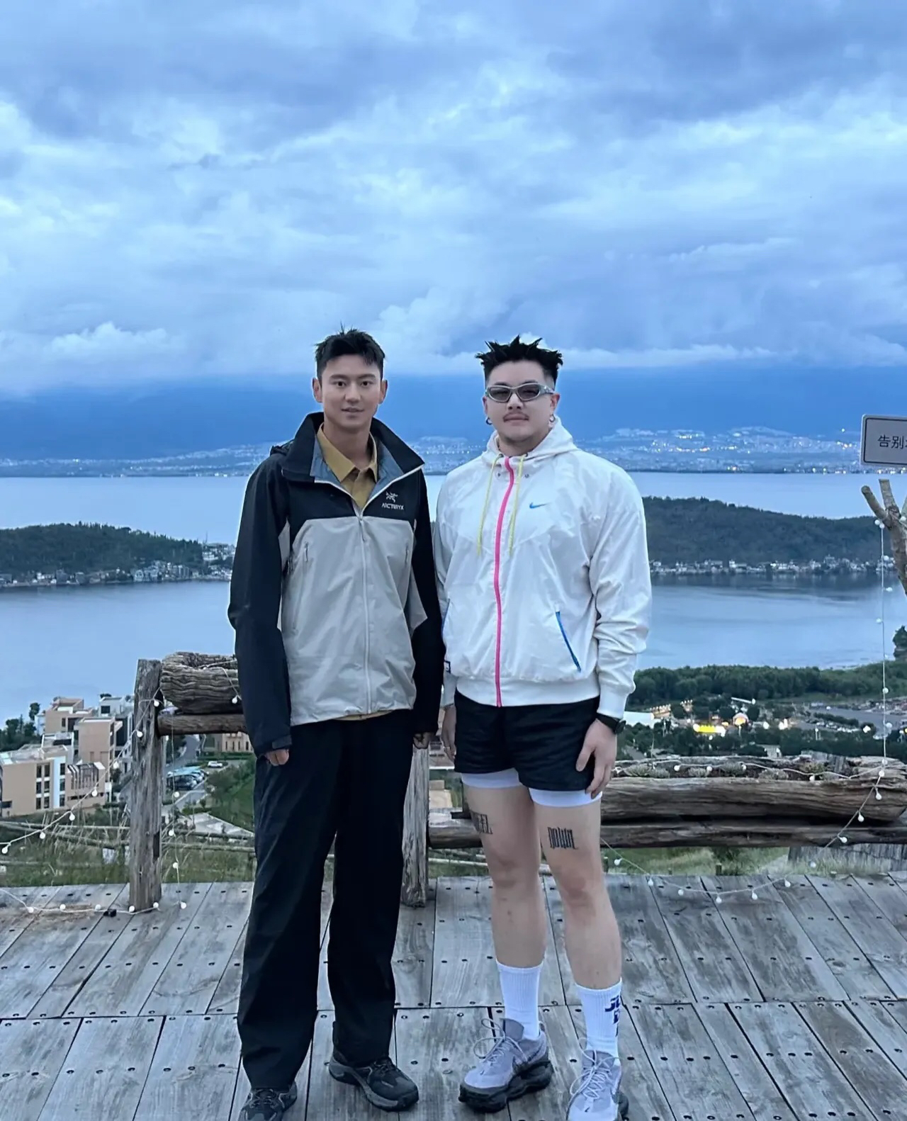 大家发现没有，
明星的帅，
大部分靠包装，
比如这个叫宁泽涛的，
在自己账号发的照片那叫一个帅，
换了路人发的照片，
立刻显得普通起来了，
所以大家不要被美颜修图包装迷惑，
盲目地追星，
回归现实才是