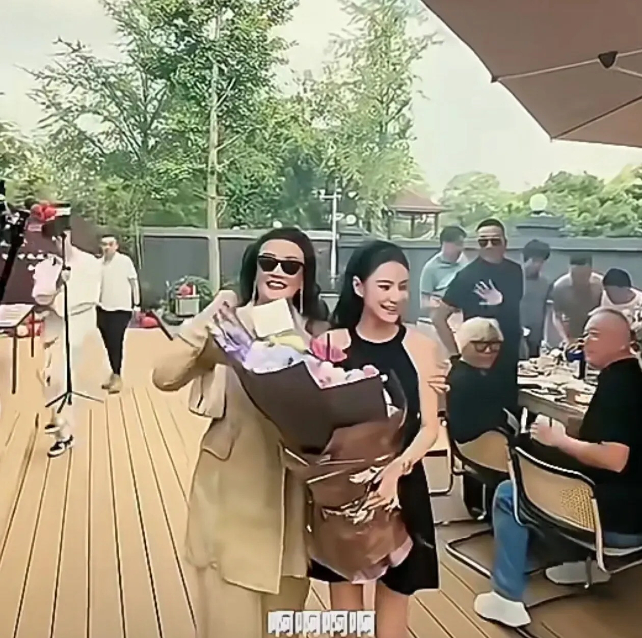 大S“胜了”！她终于以一己之力加20多次对汪小菲的提告，让离婚三年多的汪小菲，彻底放弃了中秋节、春节，回湾湾看望陪伴一双儿女的习惯。

今年的中秋节，汪小菲和爱妻也终于有机会在北京自己的家里，陪伴着兰
