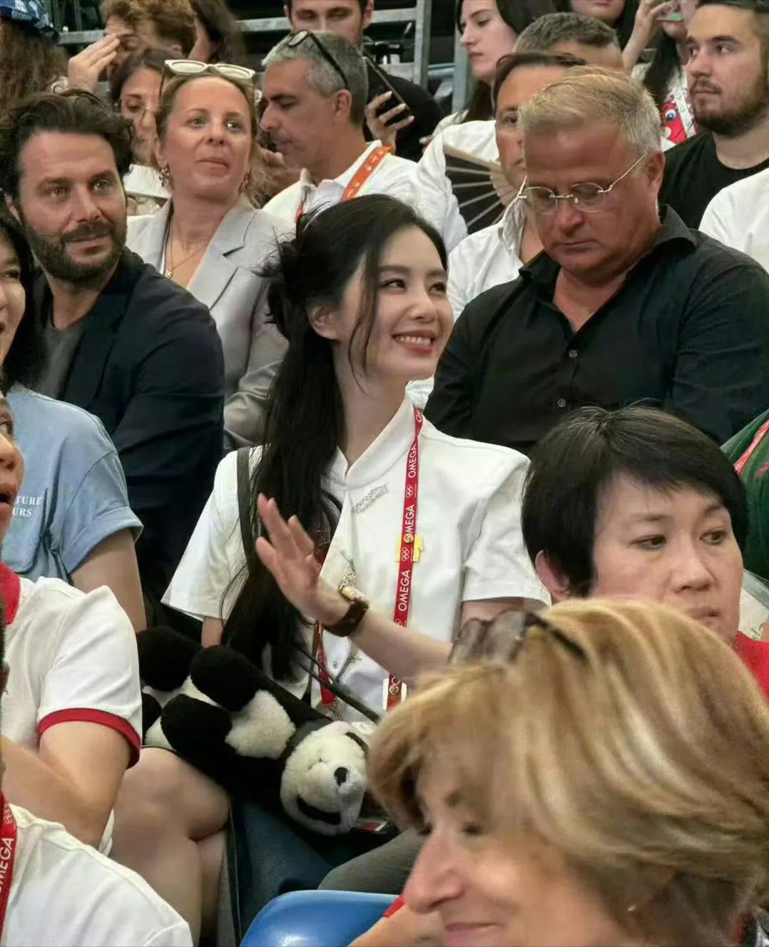 30日，刘诗诗现身巴黎奥运会击剑比赛现场，生图引发热议。照片中，她身穿带有旗袍元