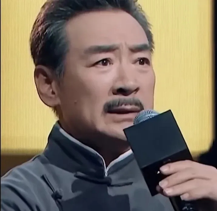 寇振海icon有一次参加节目，沙溢icon好奇的问他拍摄《情深深雨濛濛icon》的时候，用鞭子抽依萍那段戏，是真抽到身上了吗？寇振海老师说那场戏拍了两天，可是没少抽着，为这件事他还惭愧了好久。那时候的