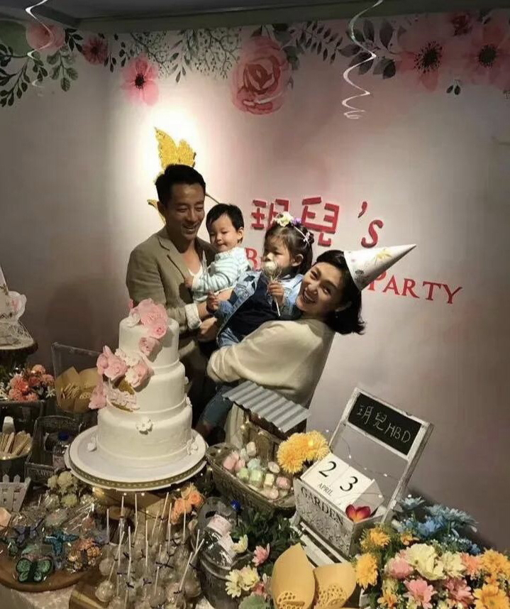 大曲线的无耻行为再一次激怒了张兰！
张兰对大曲线彻底失望，希望她别再利用两个孩子来触碰自己的底线！真的非常理解张兰的心情，遇上毫无底线，不知收敛的前儿媳，真的很无奈！快70岁的张兰真的是望子心切，大曲