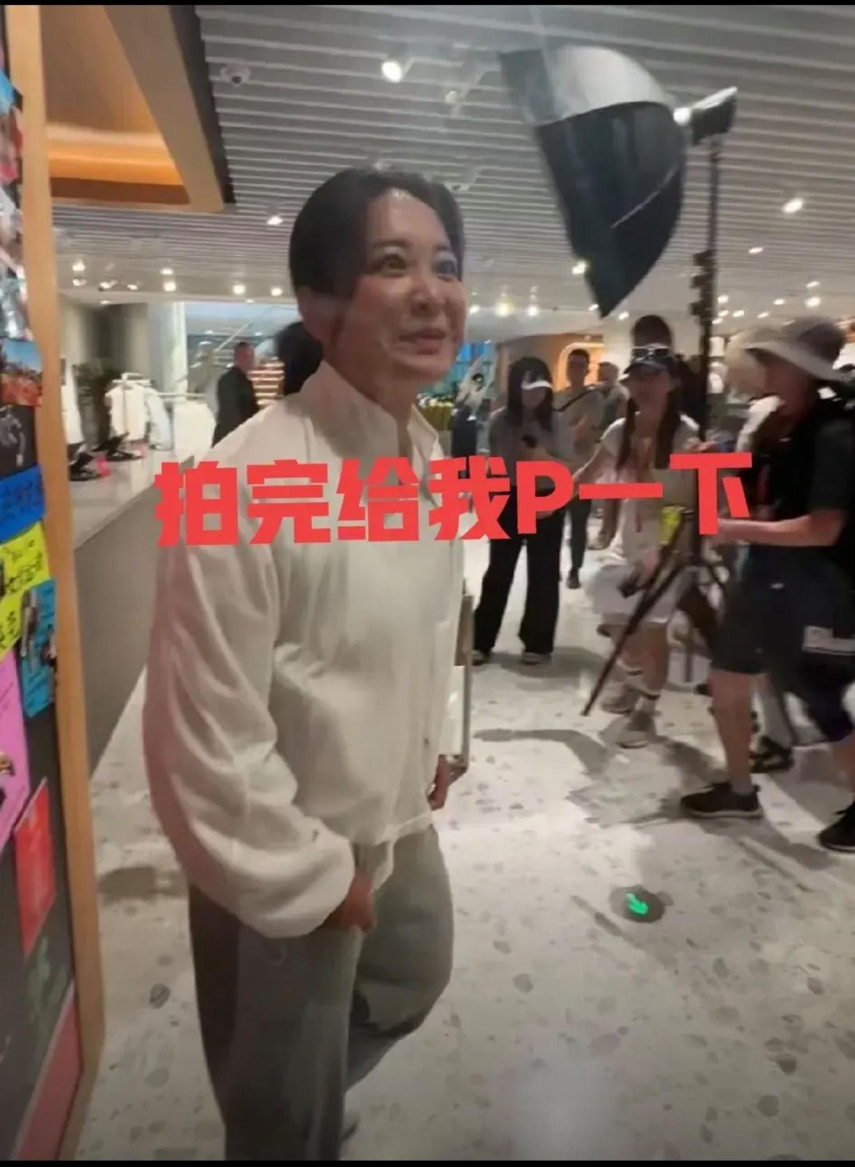 贾玲冲上热搜！
8月24日，贾玲突然冲上了热搜，只因为他出席某活动时，有路人给她