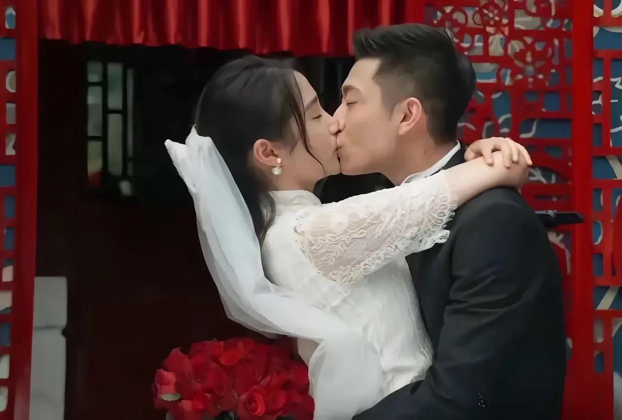 关晓彤终于肯拍吻戏了，夺了她荧幕“初吻”的竟然是他
关晓彤一直坚持不吻，不脱，不