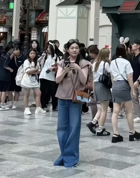 大S与具俊晔带汪希箖、汪希玥一同在韩国游玩 。大S扎两马尾辫，47岁的人，俩孩子
