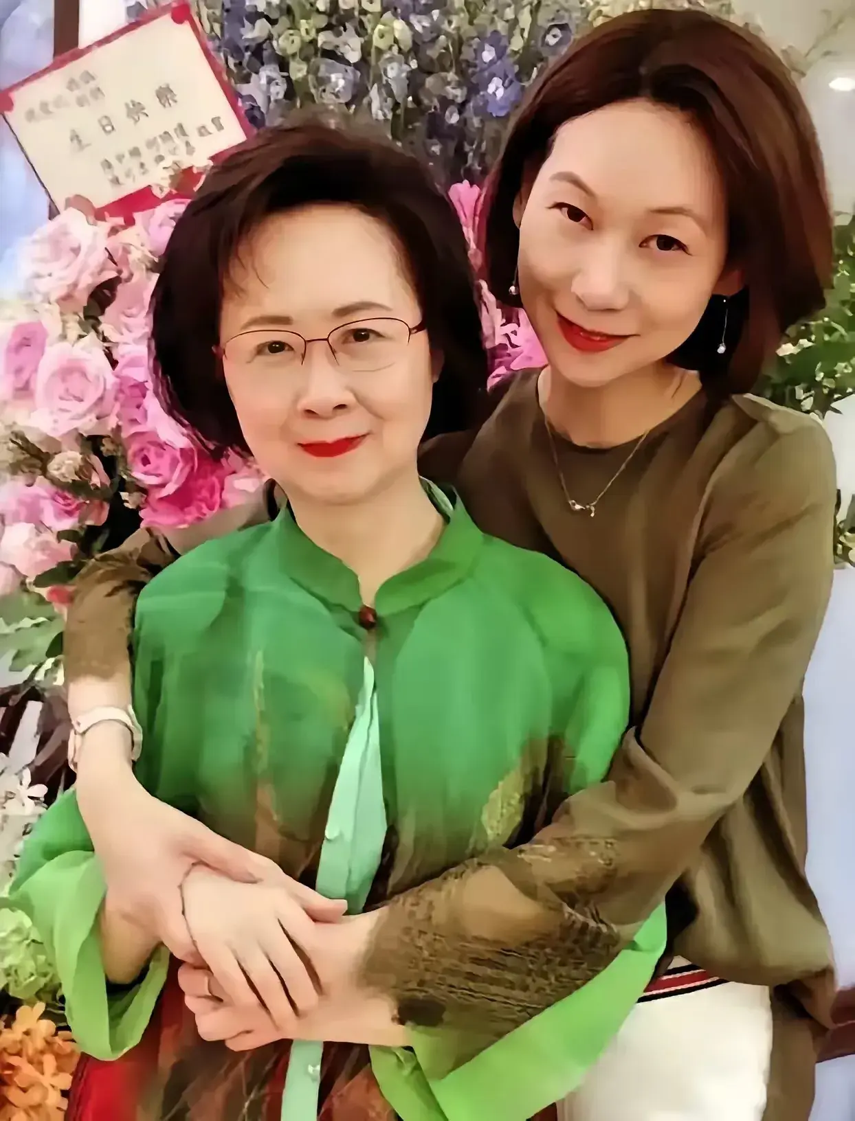 琼瑶icon的儿媳何琇琼icon，其实比婆婆还厉害。

琼瑶唯一的儿子陈中维icon，是和前夫所生，长相平平，才能平平，却是自由恋爱，为自己找了个好媳妇。

据说何琇琼和陈中维恋爱时，压根不知道他的身