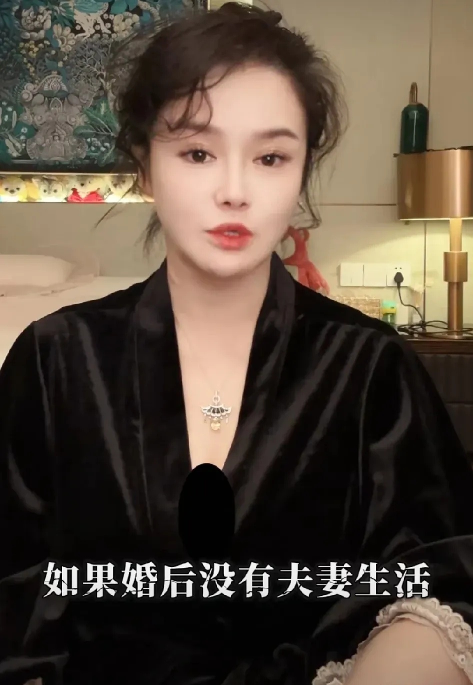 冉莹颖又被骂了！这次不是因为她给儿子打生长激素，而是因为葛夕非常痛苦的说自己三年没有性生活了，祈求刘爽都祈求不来后，冉莹颖针对这件事特地发声，说她觉得婚姻里不一定要有夫妻生活。

并拿她自己举例，说她