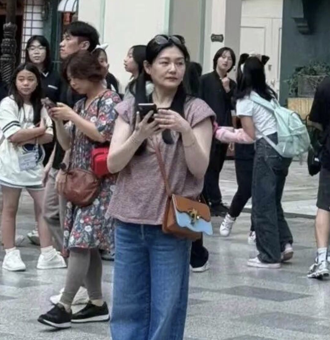 在🇰🇷韩国遇到大S 有点认不出了

网友投稿在韩国遇到大S，扎着两个辫子，特