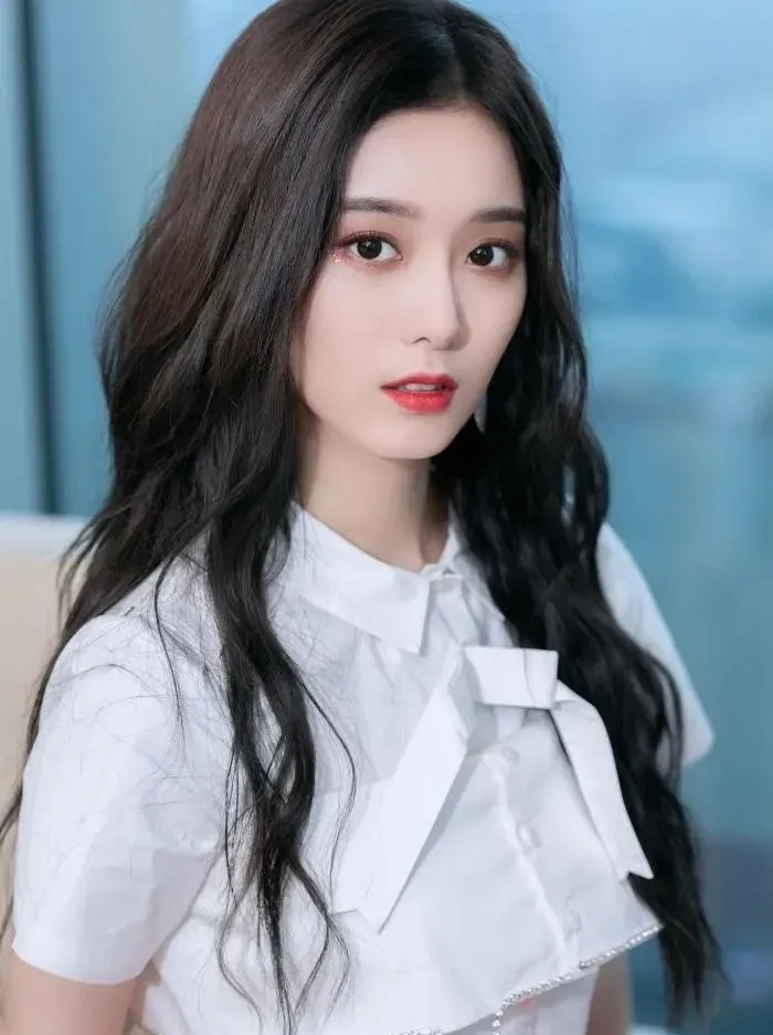 徐艺洋icon这也算逆袭了吧！
她本来只是四川南充的一个普通女孩，因为有一个音乐梦选择去了韩国icon，结果出道未果。
回国后机缘巧合加入黄子韬icon的龙韬娱乐icon，后参加《中国梦之声·下一站传